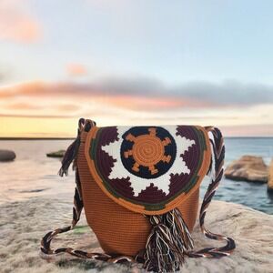 NWT Wuitusu Jolie Medium Handmade Crochet Wayuu Bag with Lid Crossbody